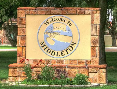 Welcome to Middleton sign with flowers